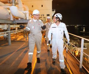 وزير البترول يتابع أعمال تجهيز سفينة التغييز "Energos Power" برصيف "تحيا مصر" بميناء الإسكندرية