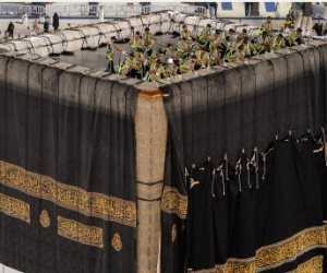 تغيير كسوة الكعبة المشرفة خلال 4 ساعات فقط.. صور