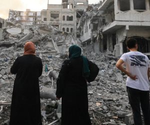 استشهاد 11 فلسطينيا في قصف للاحتلال  بحى الرمال غربى غزة ..وحماس تدعو للتحقيق فى قتل المجوعين 