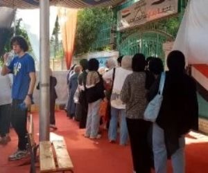 مع مساندة أولياء الأمور .. دخول طلاب الثانوية بالجيزة اللجان لأداء امتحان الإنجليزى