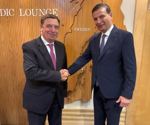 وزير الزراعة يبحث مع نظيره الأسباني تعزيز التعاون المشترك بين البلدين