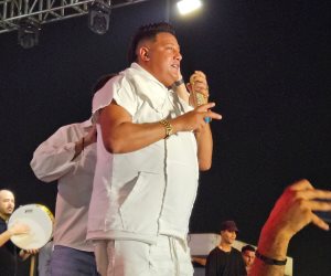 حمو بيكا يحتفل مع الجمهور بذكرى ثورة 30 يونيو ويشعل الشماريخ أثناء غنائه