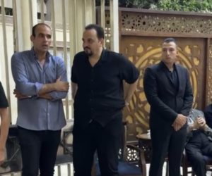 وصول خالد جلال وحمزة العيلى لتقديم واجب العزاء فى والدة هشام إسماعيل