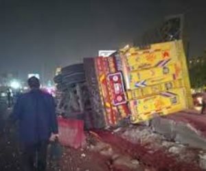 كشف ملابسات ما تم تداولته مواقع إخبارية بشأن واقعة قيام قائد سيارة نقل بالاصطدام بسيارات في المعادي