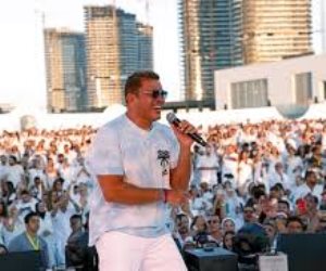 هل يفاجئ الهضبة جمهور مهرجان العلمين بغناء أولاده عبد الله وجنا معه