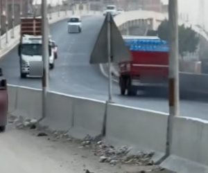 ضبط قائد سيارة نقل للسير عكس الاتجاه أعلى كوبري بالقليوبية