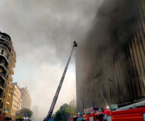 محافظ القاهرة يصل موقع حريق سنترال رمسيس والحماية المدنية تواصل السيطرة على النيران (صور) محافظ القاهرة يصل موقع حريق سنترال رمسيس والحماية المدنية تواصل السيطرة على النيران (صور)