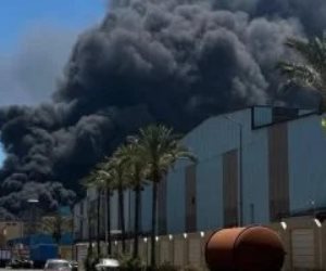 حريق هائل يلتهم مصنع لصناعات الإسفنج بدمياط والدفع بـ 20 سيارة إطفاء