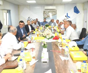 وزير الإسكان يعقد اجتماعا مع الشركات العاملة بحدائق تلال الفسطاط وزير الإسكان يعقد اجتماعا مع الشركات العاملة بحدائق تلال الفسطاط