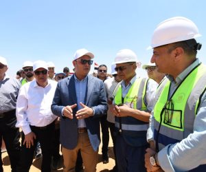 وزير الإسكان يتفقد محاور الطرق ومحطة تنقية مياه الشرب الجديدة بمدينة السادات