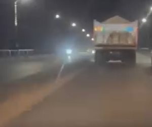 ضبط قائد سيارة نقل "بدون لوحات معدنية" محملة بالرمال أعلى كوبرى بلبيس