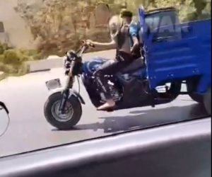 ضبط سائق صدم فرد مرور عقب استيقافه للاطلاع على تراخيص تروسيكل (فيديو)