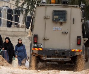  اعتقال  18 فلسطينيا من مناطق عدة بالضفة الغربية فب مداهمات قوات الاحتلال 