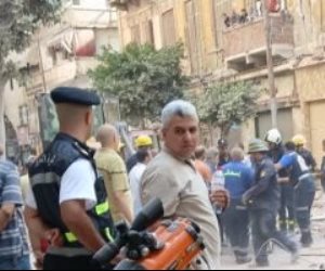 منذ قليل .. استخراج جثة مسن من أسفل عقار العطارين المنهار بالإسكندرية.