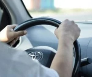 ربما حدثت عمدا .. رجل ينسى زوجته بمحطة وقود في رحلة سفر علي الطريق السريع ويتذكرها بعد 300 كيلومتر