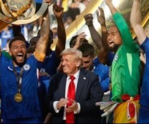 استهجان وتصفيق خلال مراسم تسليم الكأس .. ترامب يثير الجدل فى نهائى مونديال الأندية استهجان وتصفيق خلال مراسم تسليم الكأس .. ترامب يثير الجدل فى نهائى مونديال الأندية