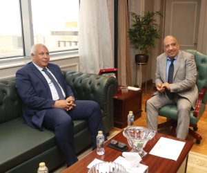 وزير الكهرباء يبحث مع محافظ الوادي الجديد خطة التنمية بالمحافظة وسبل دعم وتعزيز الشبكة وتأمين التغذية الكهربائية