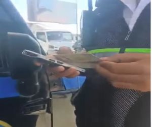 مرور مطروح يسحب تراخيص سيارة مخالفة لشروط الأمن والمتانة