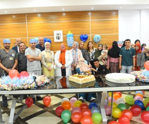 مستشفى الناس تحتفل بـ«سبوع» الطفل يحيي بعد ولادته بمعجزة إلهية.. الأطباء أنقذوا الأم من حروق خطيرة