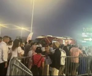 تزاحم الجمهور على بوابات الدخول قبل حفل أنغام بمهرجان العلمين (صور)