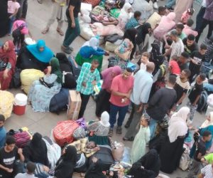بدء توافد السودانيين على محطة مصر لاستقلال القطار المتجه لأسوان (صور)