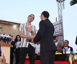 حزب الجبهة الوطنية يكرّم طالب من أوائل الثانوية العامة بمؤتمر الجيزة ضمن مبادرة دعم المتفوقين