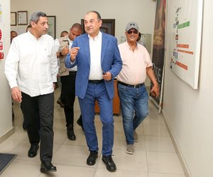 وزير قطاع الأعمال العام يلتقي محافظ السويس وعددًا من نواب البرلمان 