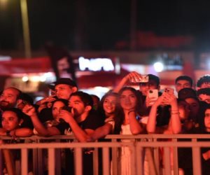 الجمهور على نار والأجواء حماسية.. انطلاق حفل تامر حسني بمهرجان العلمين الجديدة