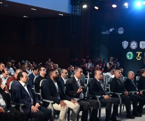 ممثل "لاجاليتكس" الألمانية يناقش الضوابط مع ممثلي الأندية أثناء سحب قرعة الدوري