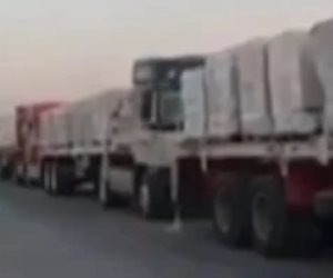 شاهد.. وصول شاحنات المساعدات القادمة من مصر إلى معبر كرم أبو سالم