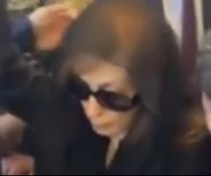 لحظات صادمة لـ فيروز قبل إلقاء نظرة الوداع على جثمان زياد الرحبانى.. فيديو