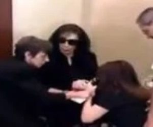 فى عزاء زياد الرحبانى.. ماجدة الرومى تنهار من البكاء وتقبل يد فيروز 