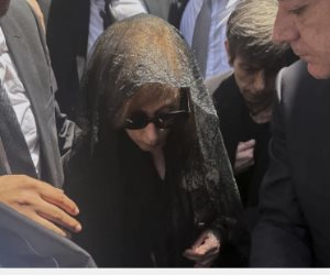 بعد رحيل زياد الرحباني فيروز تخرج من صومعتها لتلقي نظرة الوداع علي نجلها " صار لازم اودعكن"
