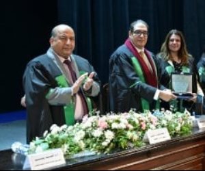 رئيس جامعة القاهرة يشهد تخريج الدفعة 97 من الطلاب الوافدين بكلية طب الأسنان