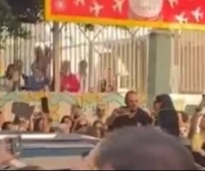 وسط تصفيق الحشود.. لحظة خروج نعش زياد الرحبانى من المستشفى ببيروت (فيديو)