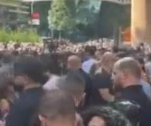تجمهر الآلاف من محبى زياد الرحبانى أمام المستشفى لتوديعه بالورود .. صور