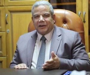 عميد كلية الدراسات الإفريقية العليا يحصل على جائزة الدولة للتفوق 