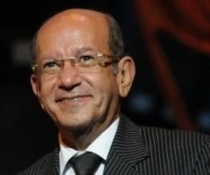 حالته حرجة بالعناية المركزة .. لطفي لبيب يفقد الوعى بسبب نزيف بالحنجرة أدى لالتهاب رئوى حاد