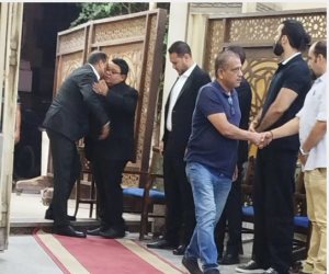 خالد جلال يستقبل عزاء شقيقه ومحمد ممدوح ومحمد الكيلانى أول الحاضرين