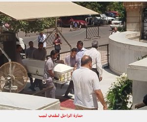 في تابوت أبيض.. نعش لطفي لبيب محمولا على الأعناق بكنيسة مارمرقس