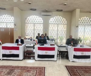 توافد المصريون بالكويت على مقر السفارة للتصويت فى انتخابات الشيوخ 