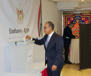 وزير الخارجية أول من يدلى بصوته فى انتخابات الشيوخ من مقر السفارة المصرية بواشنطن "صور"