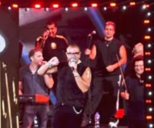 عمرو دياب يشعل مهرجان العلمين بخطفونى ويمازح الجمهور: أى حاجة هتطلبوها هغنيها