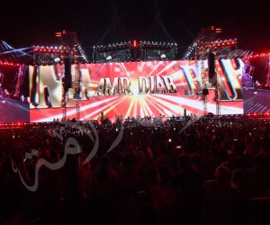 مفاجأة عمرو دياب لجمهور العلمين في ختام حفله: مدفع يطلق «تي شيرتات» وهدايا (صور)