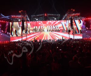 الهضبة وصل بالمتعة.. عمرو دياب يبدأ حفله بمهرجان العلمين بأغنية يا أنا يا لاء (صور)