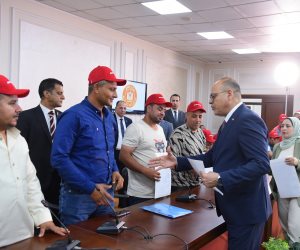 وزير العمل يُسلم عقود عمل جديدة لكوادر مصرية اجتازوا الاختبارات للعمل بشركة مقاولات في "البوسنة والهرسك"