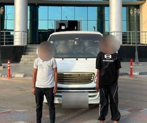 ضبط قائد "ميكروباص" وآخر أثناء تعاطى الحشيش داخل السيارة بالجيزة