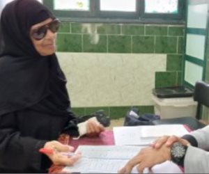 قاضى يساعد ناخبة مسنّة على الإدلاء بصوتها فى انتخابات الشيوخ بالشرقية