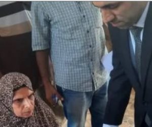 رئيس لجنة انتخابية بالشرقية يخرج لمساعدة مسنة تحدت مرضها للإدلاء بصوتها