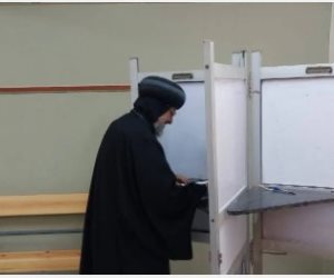 مطران شبرا الخيمة وتوابعها يدلى بصوته فى انتخابات مجلس الشيوخ بالقليوبية